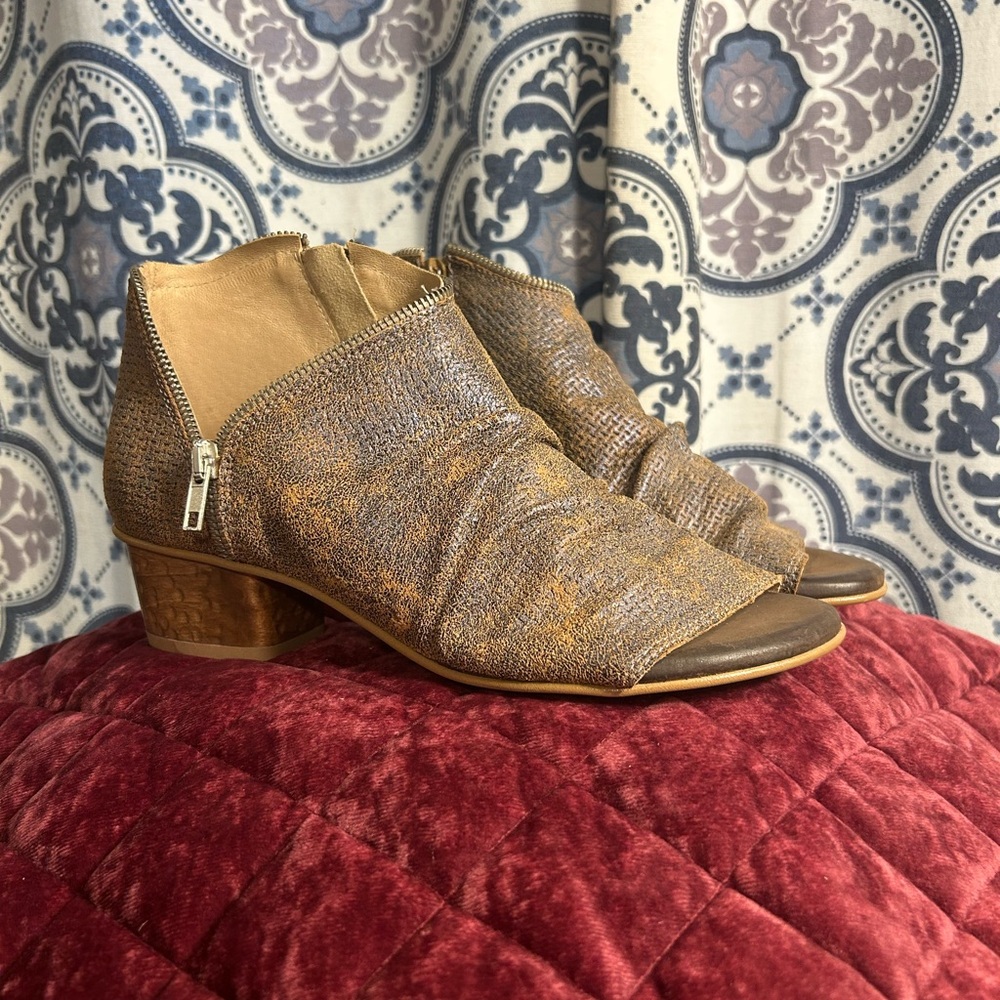 Women’s Unity in Diversity Sage Zipper Bootie Sandal tan & Black Leather size 39